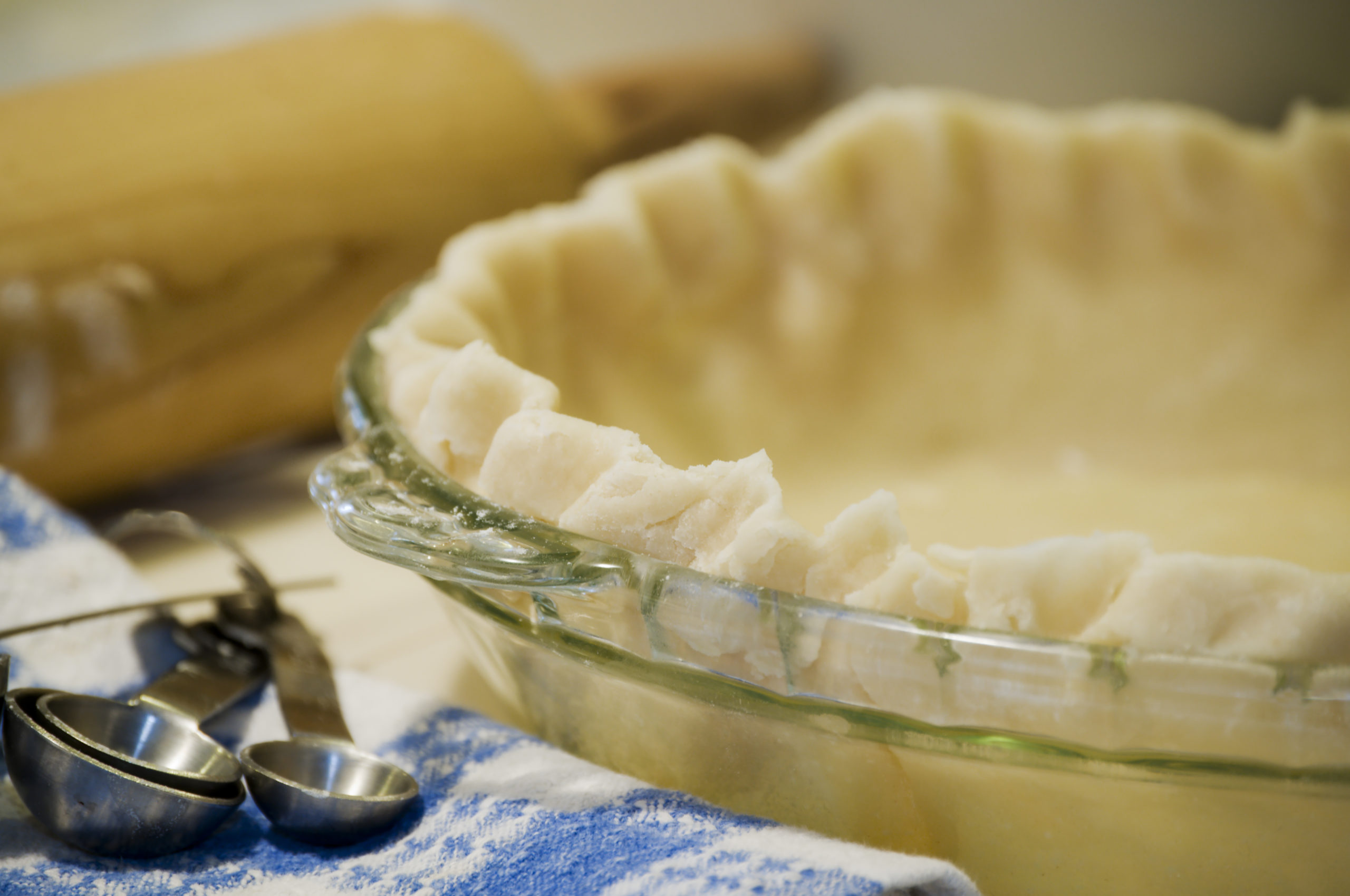 She making a pie. Красивые фото песочного теста. Корочка на пироге фото. Diamond-free pie.